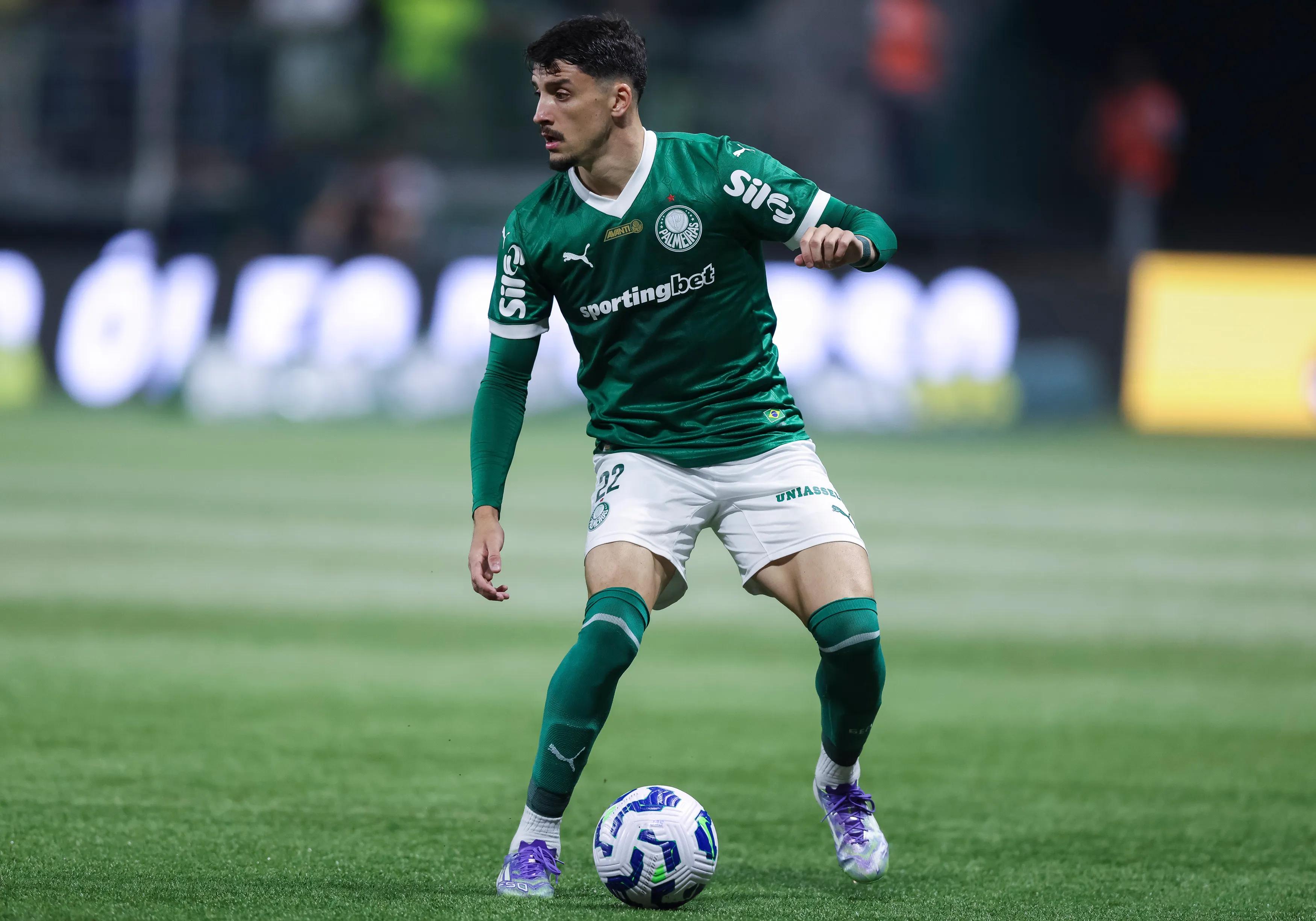 transform-75ad73ae-84b1-44a7-82b0-5e97b9d72571-Joaquin-Piquerez-of-Palmeiras-in-action-during-a-match-against-Ceara