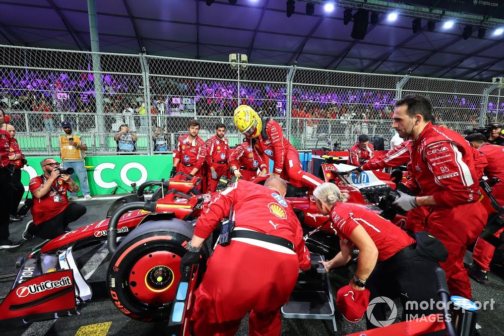 images-mgl-6AErvMo6-s1000-lewis-hamilton-ferrari