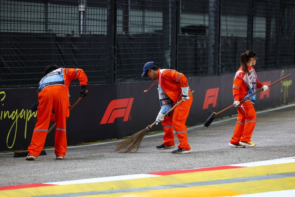 images-mgl-Yv87jGE0-s1000-marshals-sweep-debris