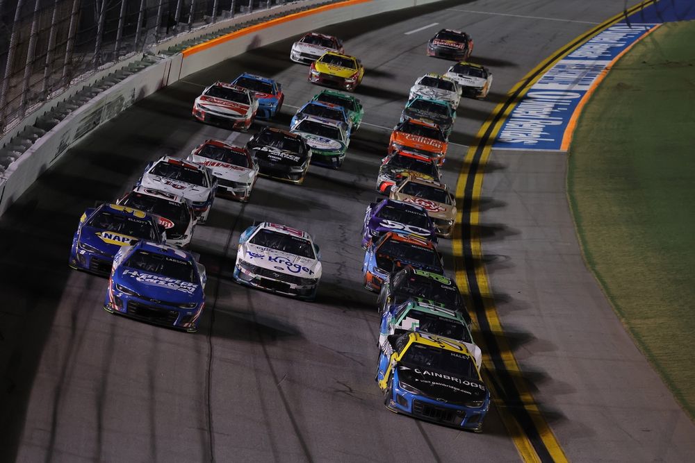 images-mgl-Yv87Wqn0-s1000-the-field-races-to-two-laps-to