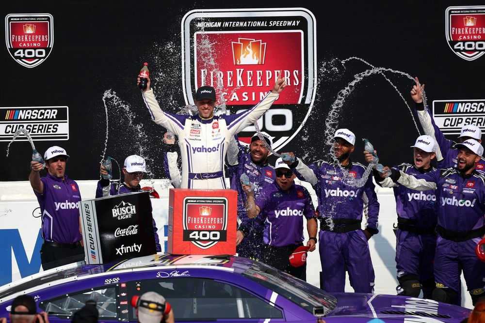 images-mgl-0JB3Mwy0-s1000-denny-hamlin-joe-gibbs-racing-