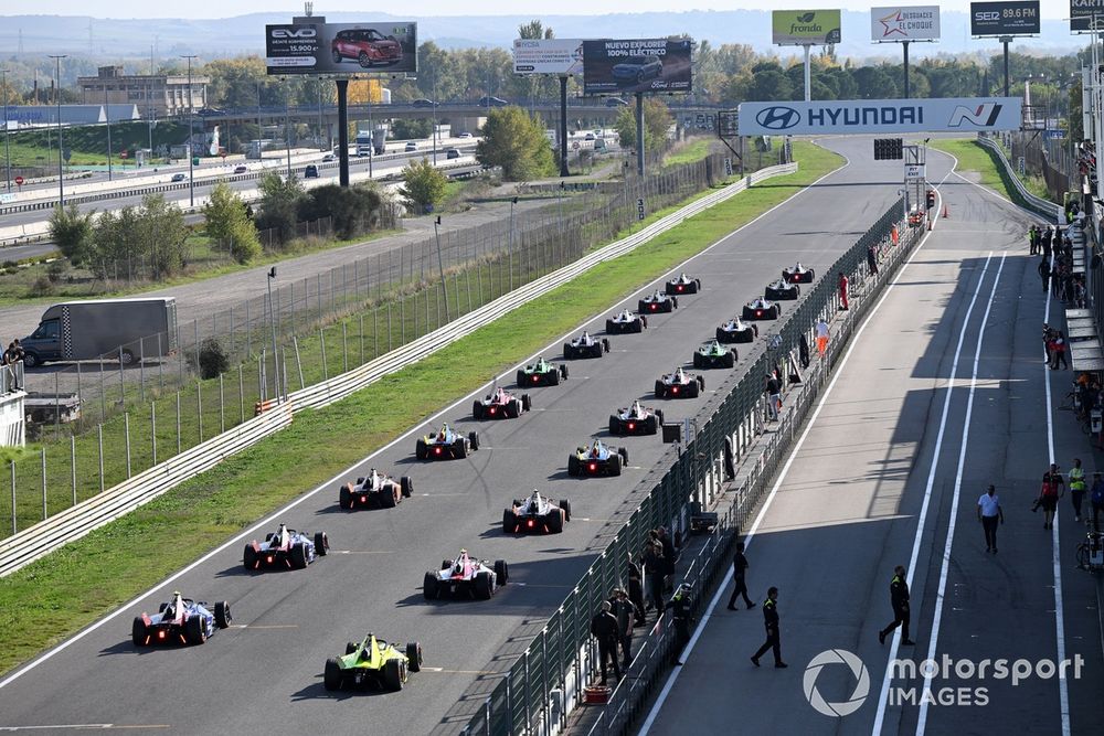 images-mgl-YW7xEZkY-s1000-cars-line-up-in-the-grid