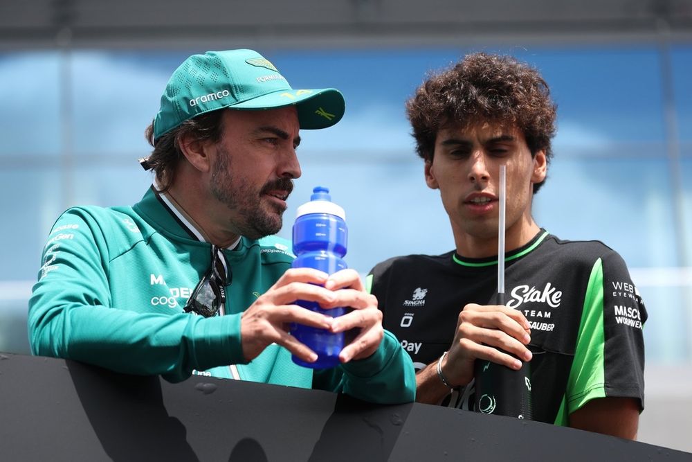 images-mgl-2GzXWeE0-s1000-fernando-alonso-aston-martin-r