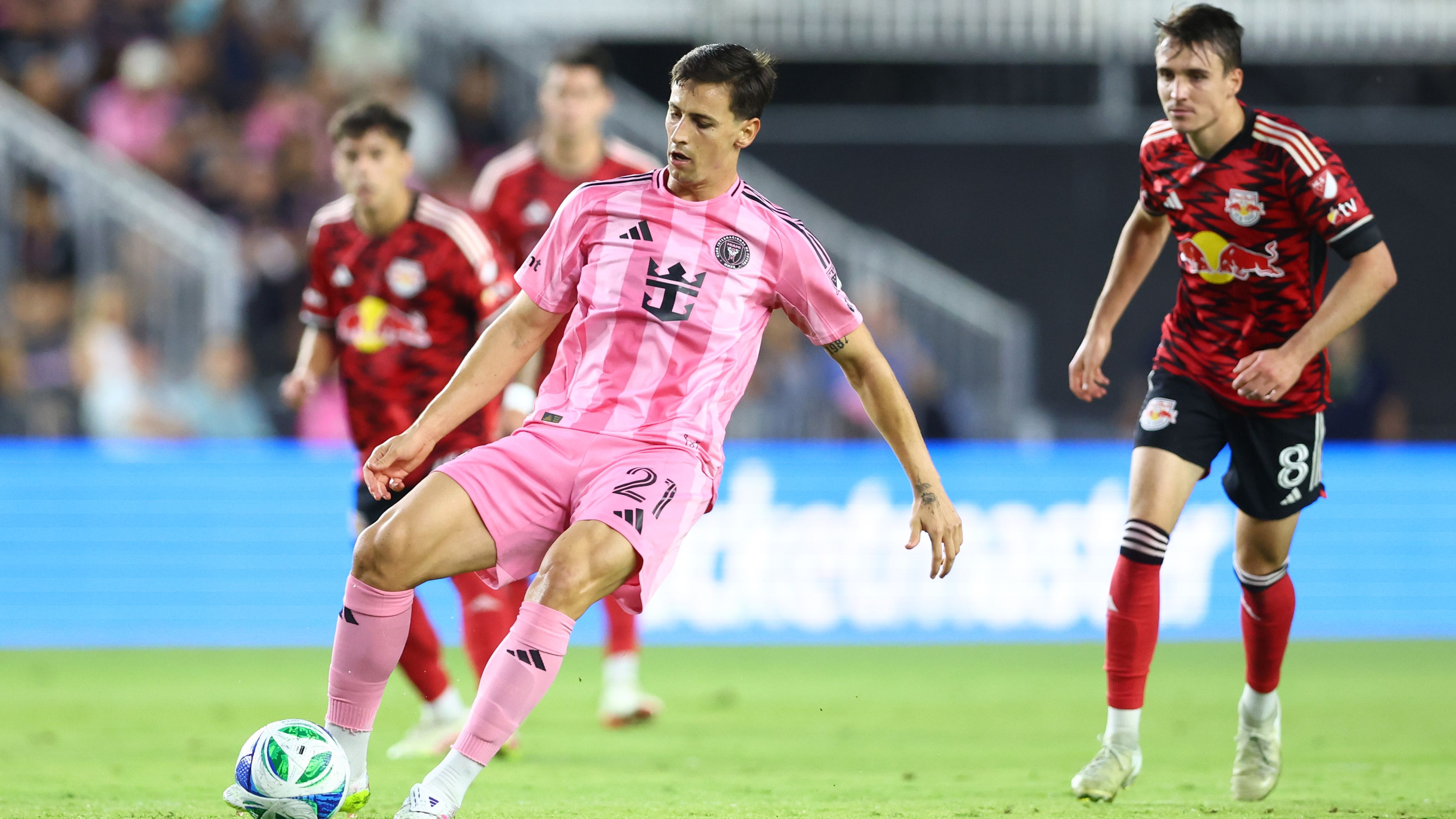 images-v3-getty-2213265220-crop-MM5DGOBQGQ5DEMJUGA5G433XMU5DAORRHE4A====-GettyImages-2213265220