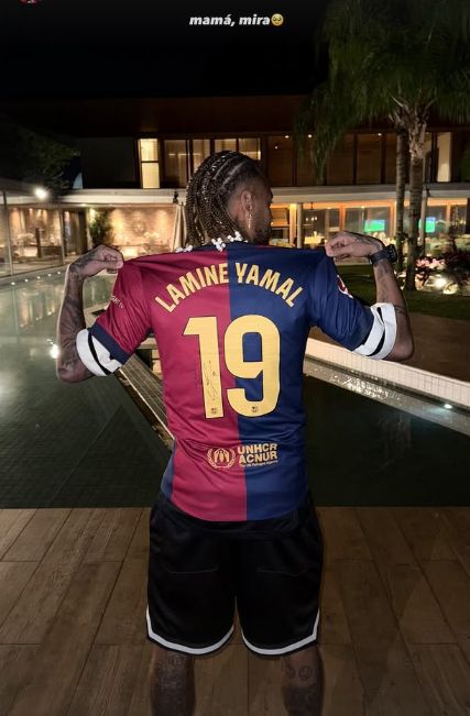 images-v3-blt0fe82d67040fc4f1-ney%20yamal%20shirt