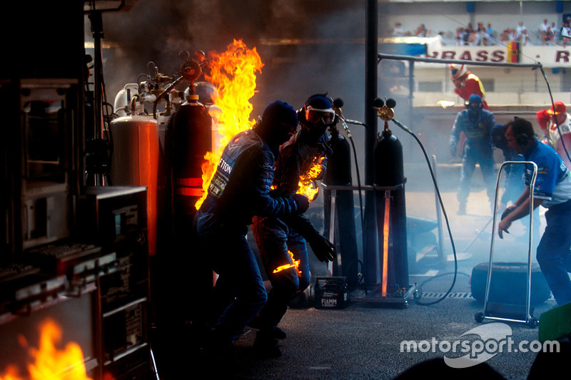 images-mgl-6VZV3KV6-s8-f1-german-gp-1994-fire-during-pit-stop-of-jos-verstappen-benetton-b194-ford