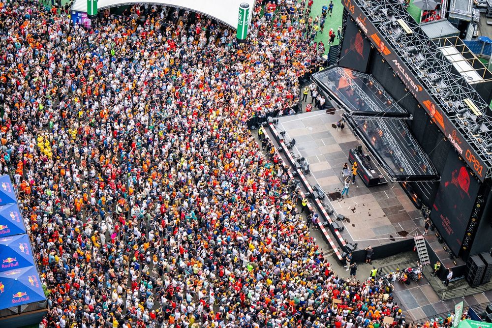 images-mgl-0ZR9pj40-s1000-fans