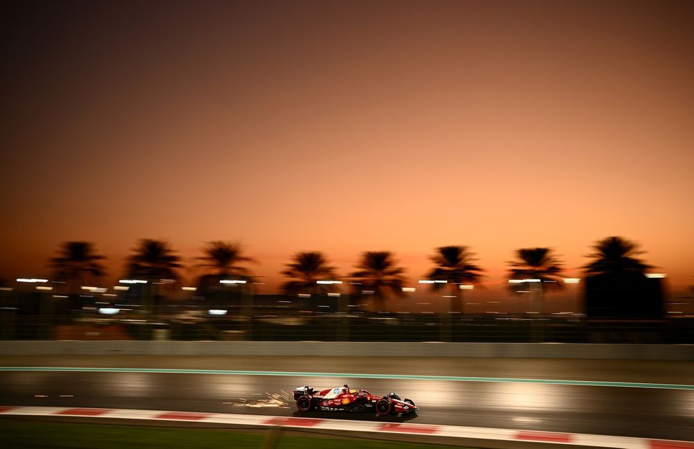 images-mgl-6Vy7VnvY-s1000-lewis-hamilton-ferrari