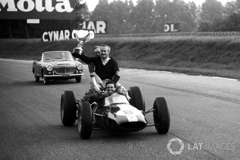 images-mgl-2QweQQ36-s1000-f1-italian-gp-1963-race-winner-jim-clark-lotus-25-gives-colin-chapman-lotus-team-owner-a-l