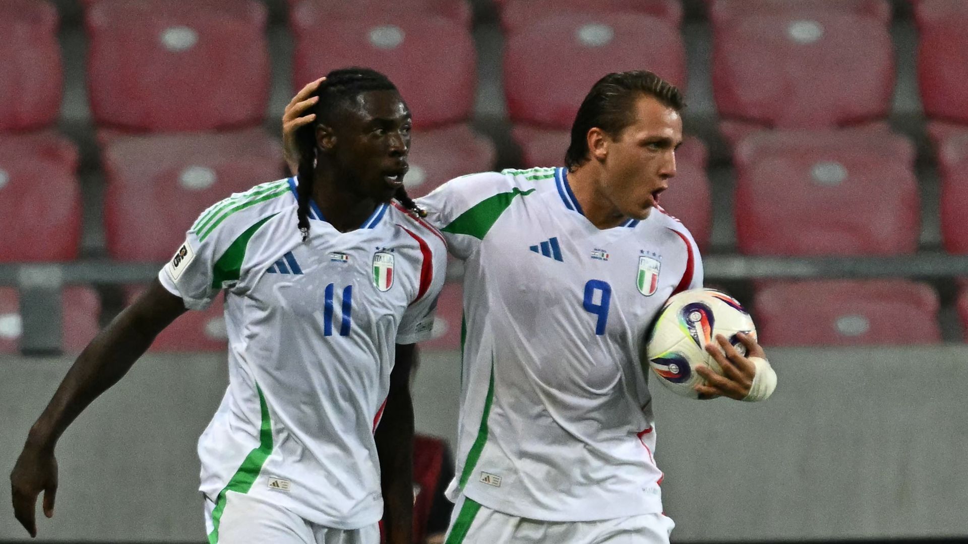 images-v3-blt2fff081559a0d5d8-kean.retegui.israele.italia.2025.abbraccio