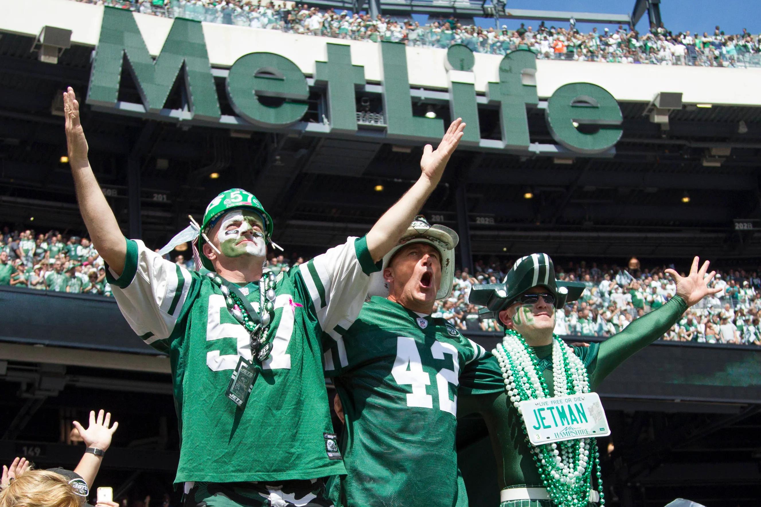 transform-3d0ef3a3-b9d0-49a5-a8bf-3b0c3dfa64c1-NFL-American-Football-Herren-USA-2015-vs-Jets-SEP-13-September-13-2015-Fireman-Ed-with-two-other-fans-leads-the-sta