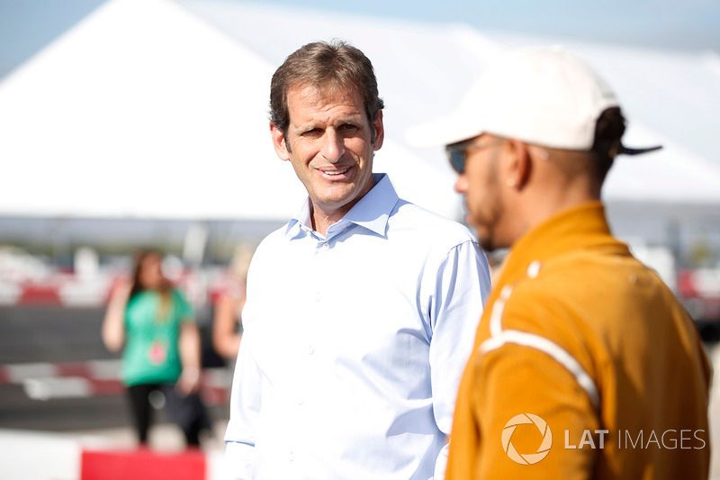 images-mgl-YMV3r8g6-s1000-f1-united-states-gp-2017-cota-chairman-bobby-epstein-and-lewis-hamilton-mercedes-amg-f1-op