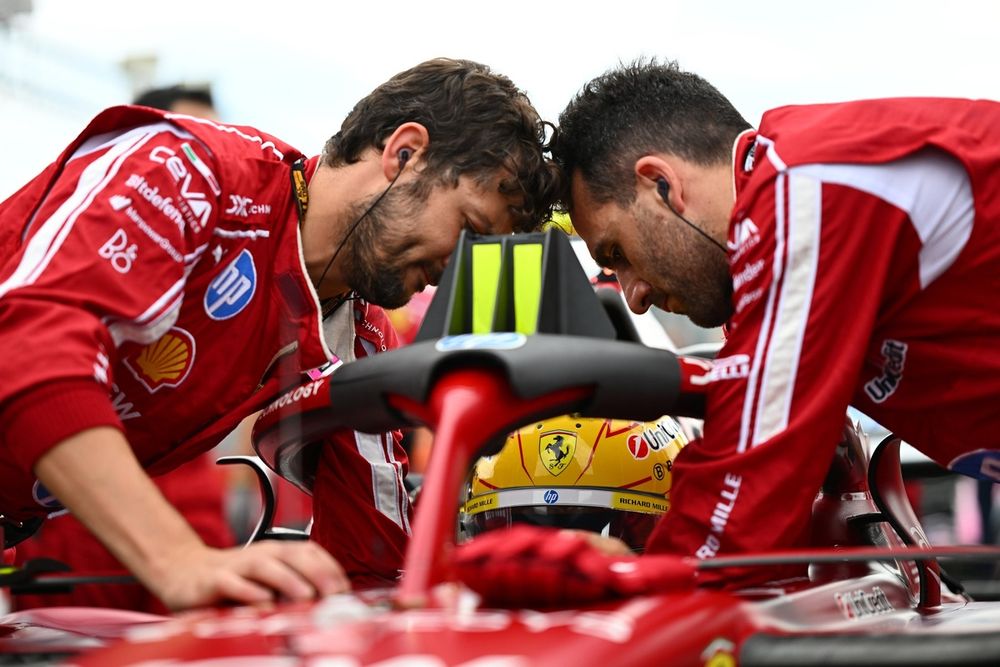 images-mgl-0ZR9BG50-s1000-lewis-hamilton-ferrari