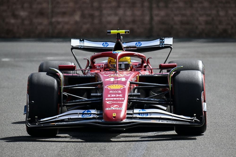 images-mgl-0mbBEXM2-s1000-lewis-hamilton-ferrari