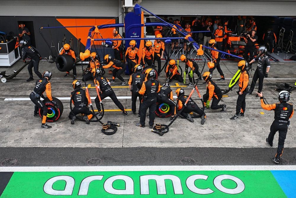 images-mgl-YWKw9r5Y-s1000-the-mclaren-pit-crew