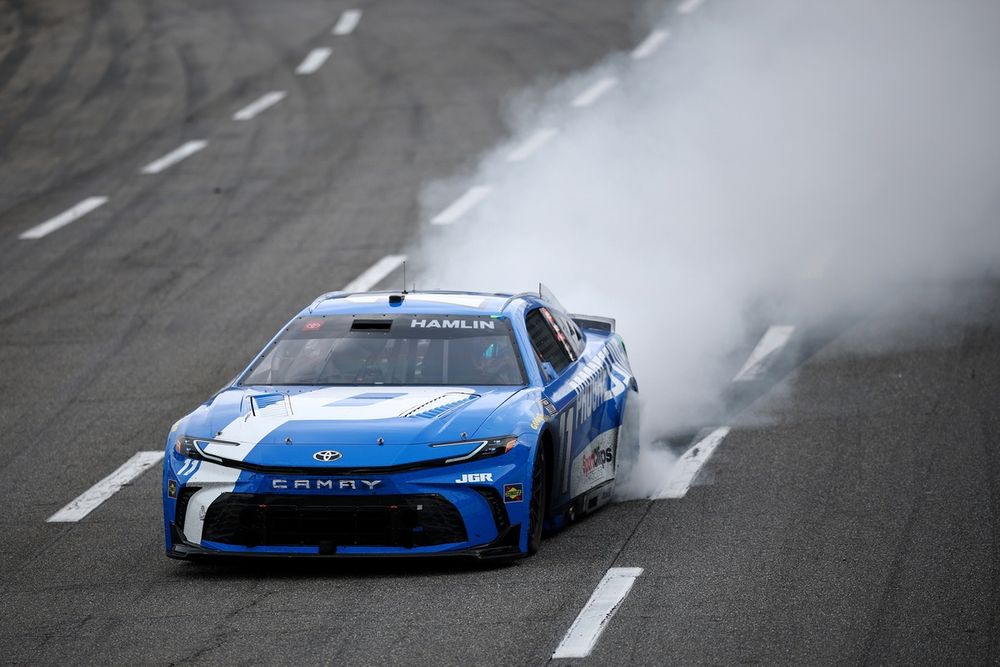 images-mgl-YKEDMzX0-s1000-denny-hamlin-joe-gibbs-racing-