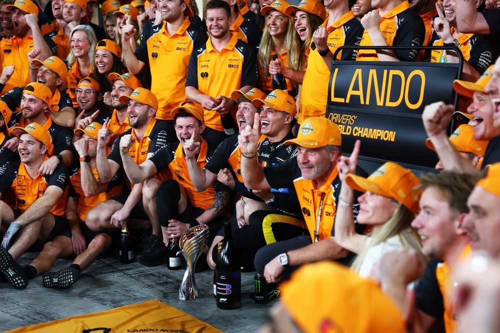 images-mgl-YE9wKNDY-s1000-lando-norris-mclaren-andrea-st