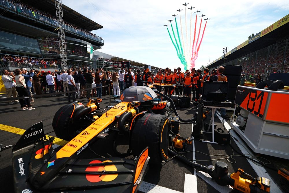 images-mgl-6D1yvk90-s1000-team-members-of-mclaren-stand-