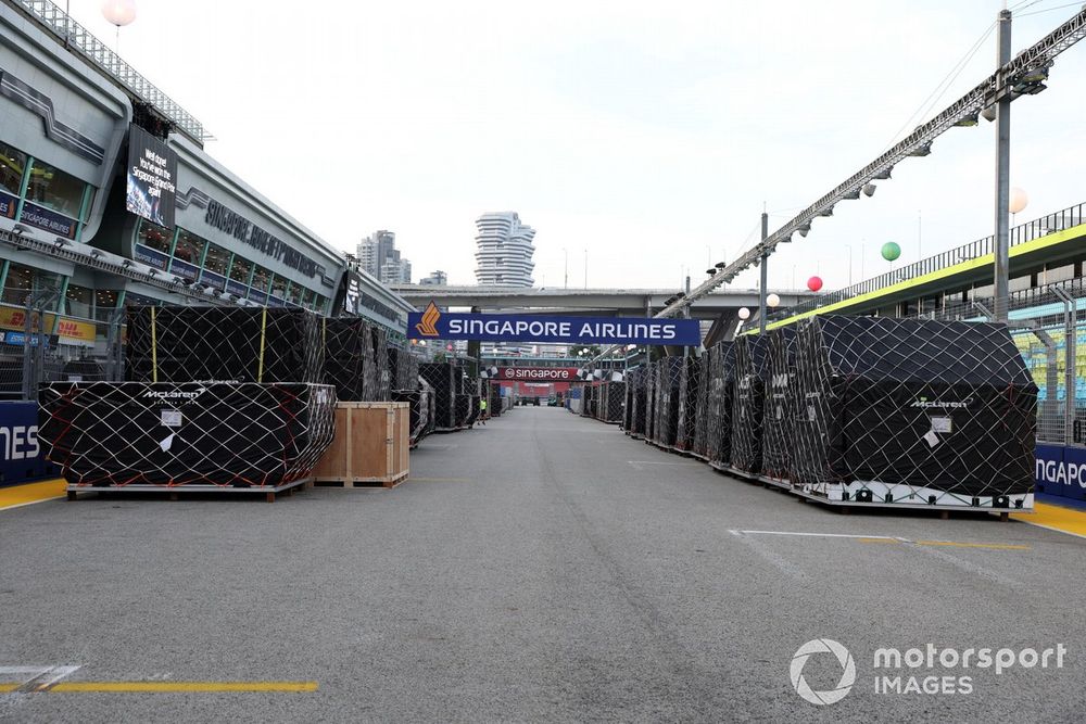 images-mgl-YN1LnOm2-s1000-team-freight-in-the-pit-lane-1