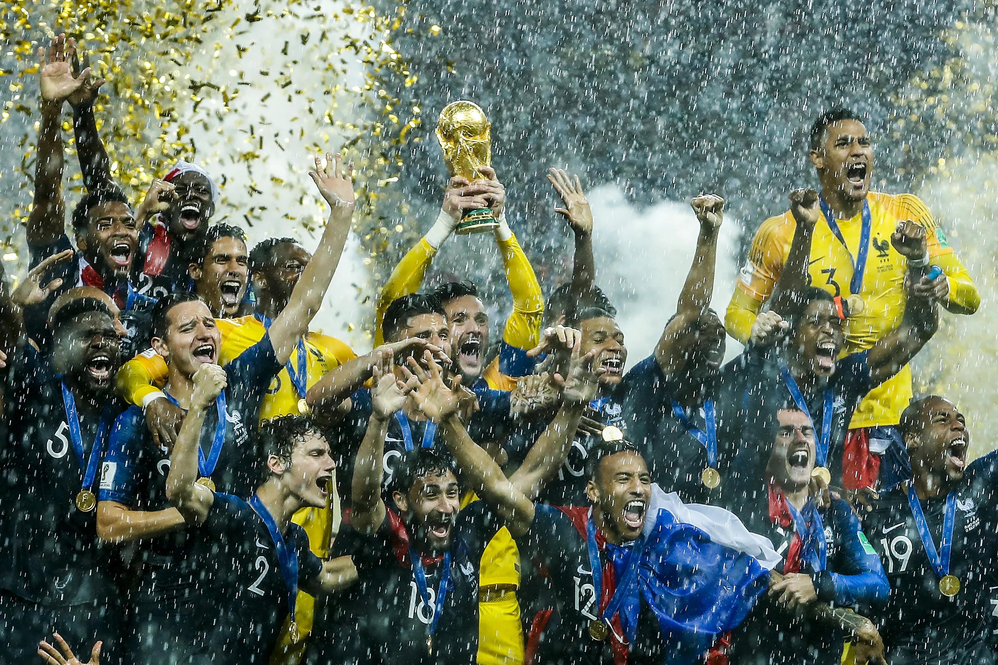 transform-9c917cfe-39a3-422b-a71d-ba7e3d828e4b-France-players-lift-the-trophy