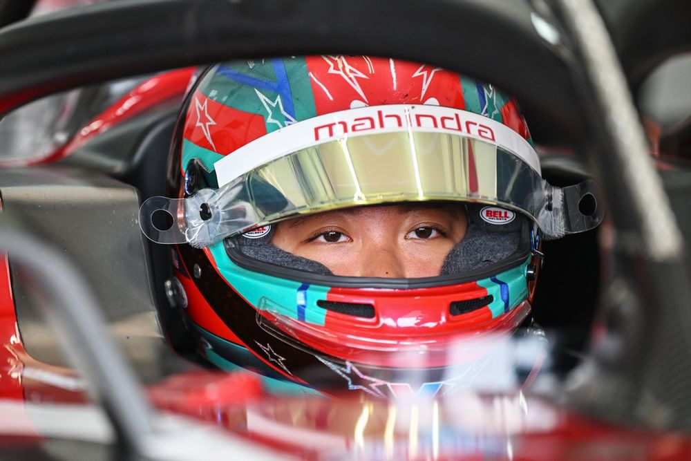 images-mgl-2wlEKybY-s1000-chloe-chambers-mahindra-racing