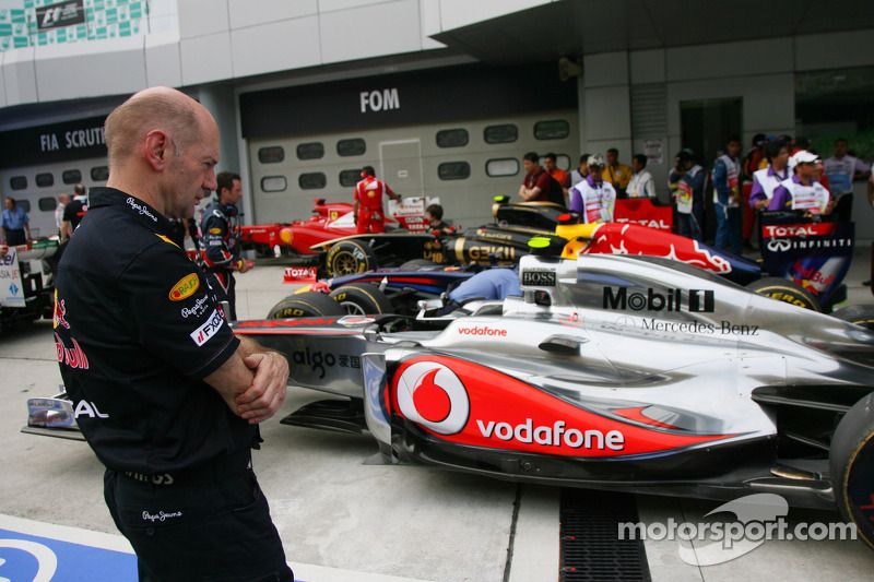 static-img-mgl-1100000-1100000-1100000-1100400-1100483-s1000-f1-malaysian-gp-2011-adrian-newey-red-bull-racing-technical-operations-director-looking-at