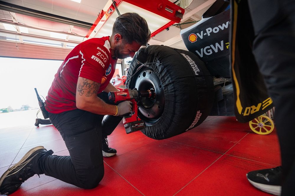 images-mgl-YMdwvEV2-s1000-ferrari-sf-25-fiorano-pirelli-