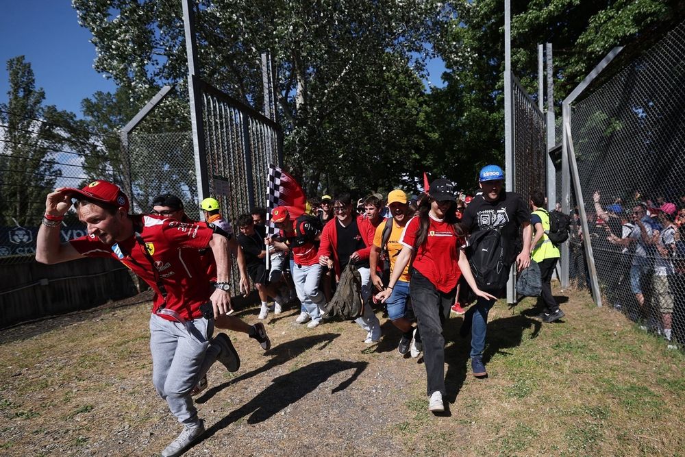 images-mgl-6xEwKQR0-s1000-fans-flood-onto-the-circuit-fo