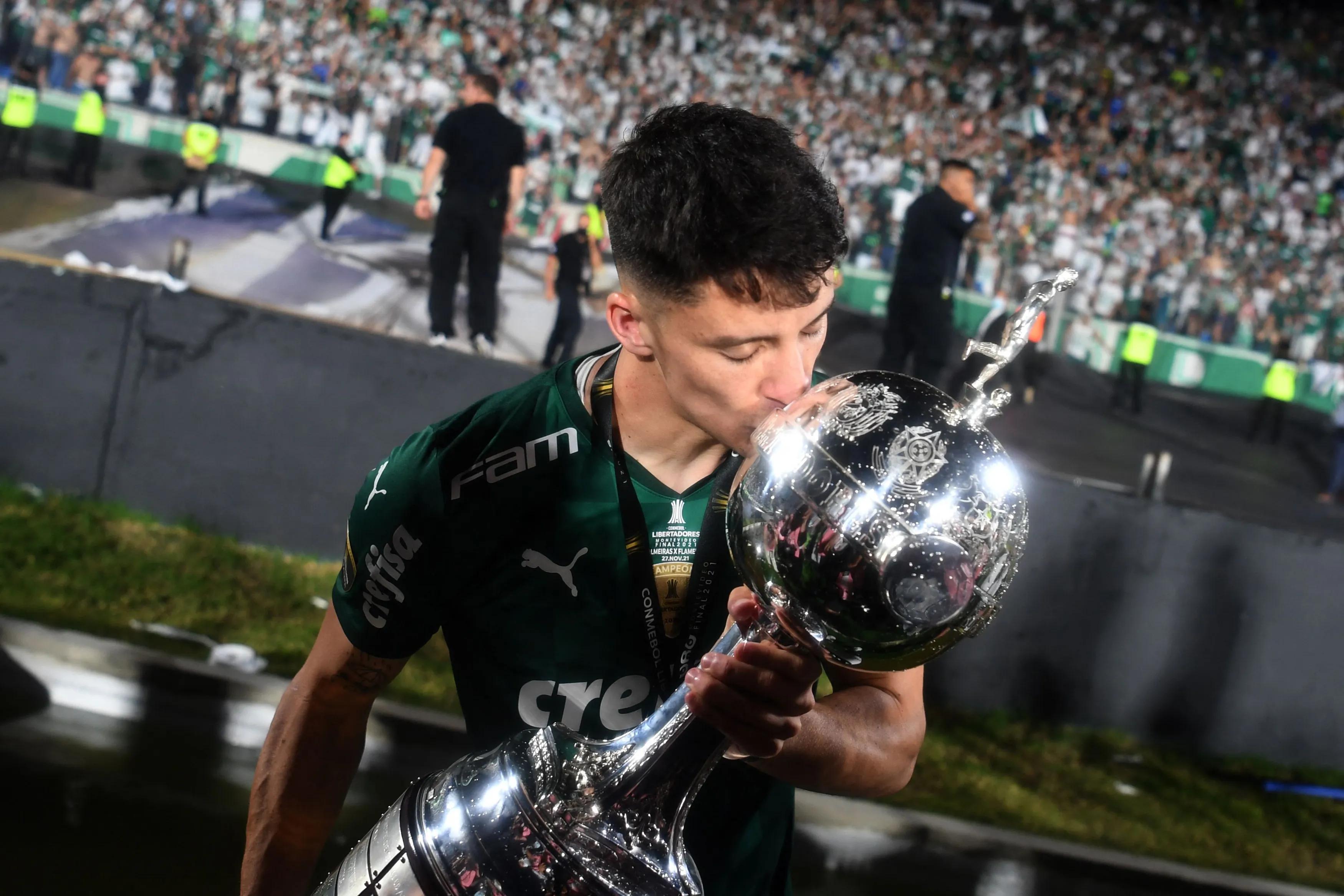 transform-21bb3685-32f2-4217-b7e3-6889a2f59914-Palmeiras-Uruguayan-Joaquin-Piquerez-kisses-the-trophy-of-the-Copa-Libertadores-in-2021