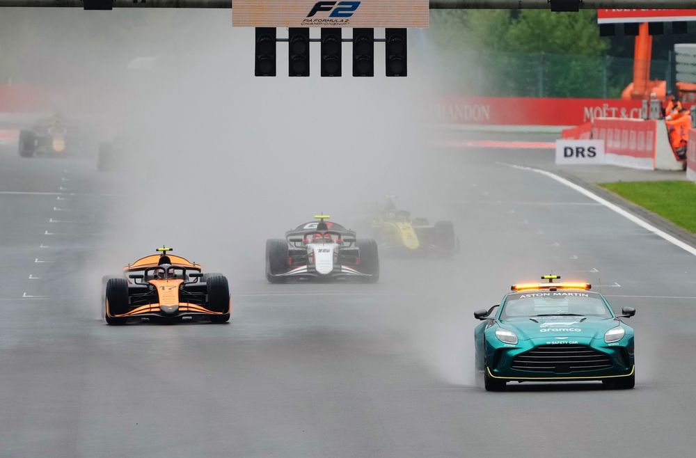 images-mgl-0L1NR9P2-s1000-the-fia-safety-car-leads-alex-