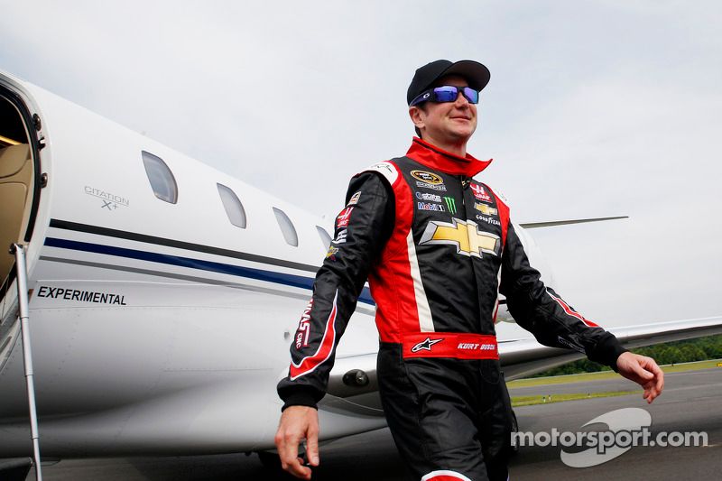 static-img-mgl-1700000-1700000-1708000-1708200-1708246-s1000-indycar-indy-500-2014-kurt-busch-arrives-in-charlotte