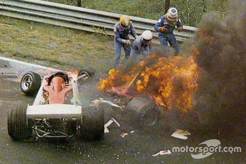 images-mgl-YBZbV5MY-s8-f1-german-gp-1976-niki-lauda-ferrari-312t2-on-fire-after-crashing-near-bergwerk-corner