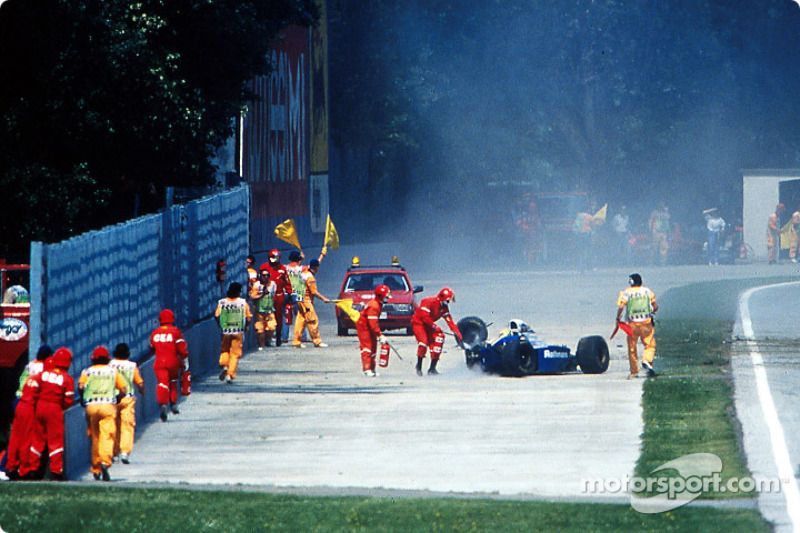 static-img-mgl-500000-580000-589000-589700-589755-s1000-f1-san-marino-gp-1994-the-fatal-crash-of-ayrton-senna-at-tamburello-safety-team-members-co