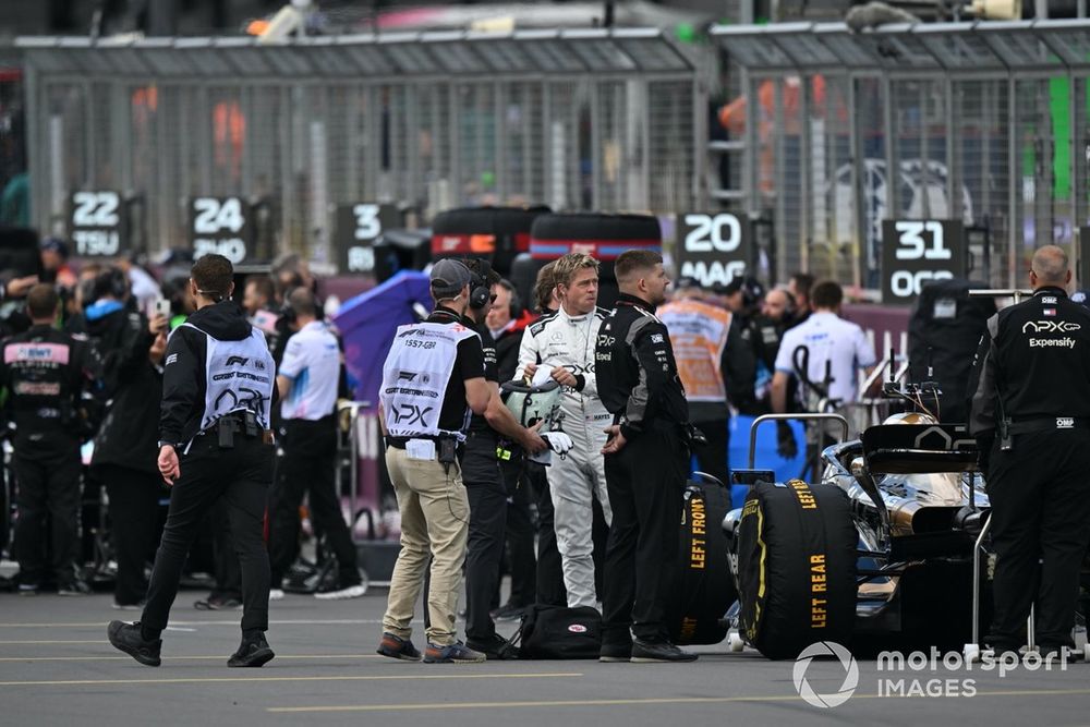 images-mgl-0a9Zl8P0-s1000-actor-brad-pitt-during-filming