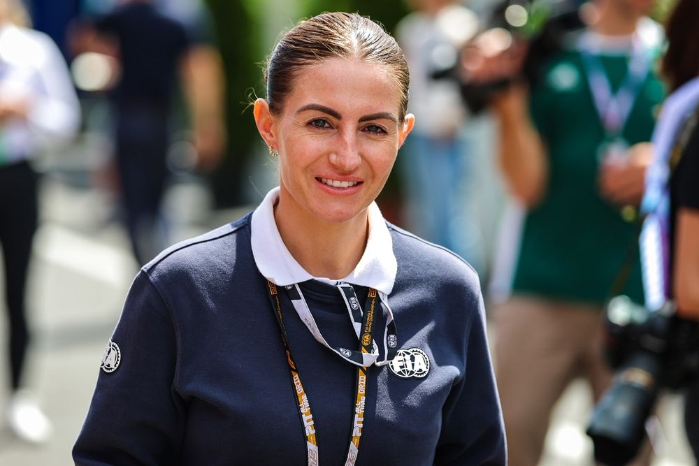 images-mgl-6D1ywBV0-s1000-fia-race-starter-rebecca-lee