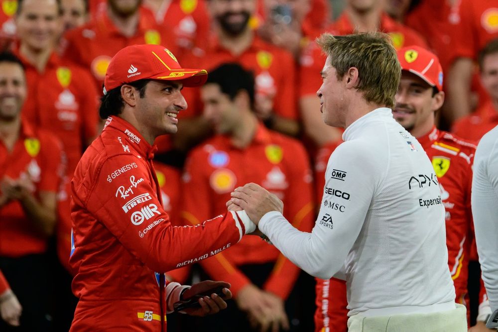 images-mgl-6zQ5BQaY-s1000-carlos-sainz-ferrari-brad-pitt