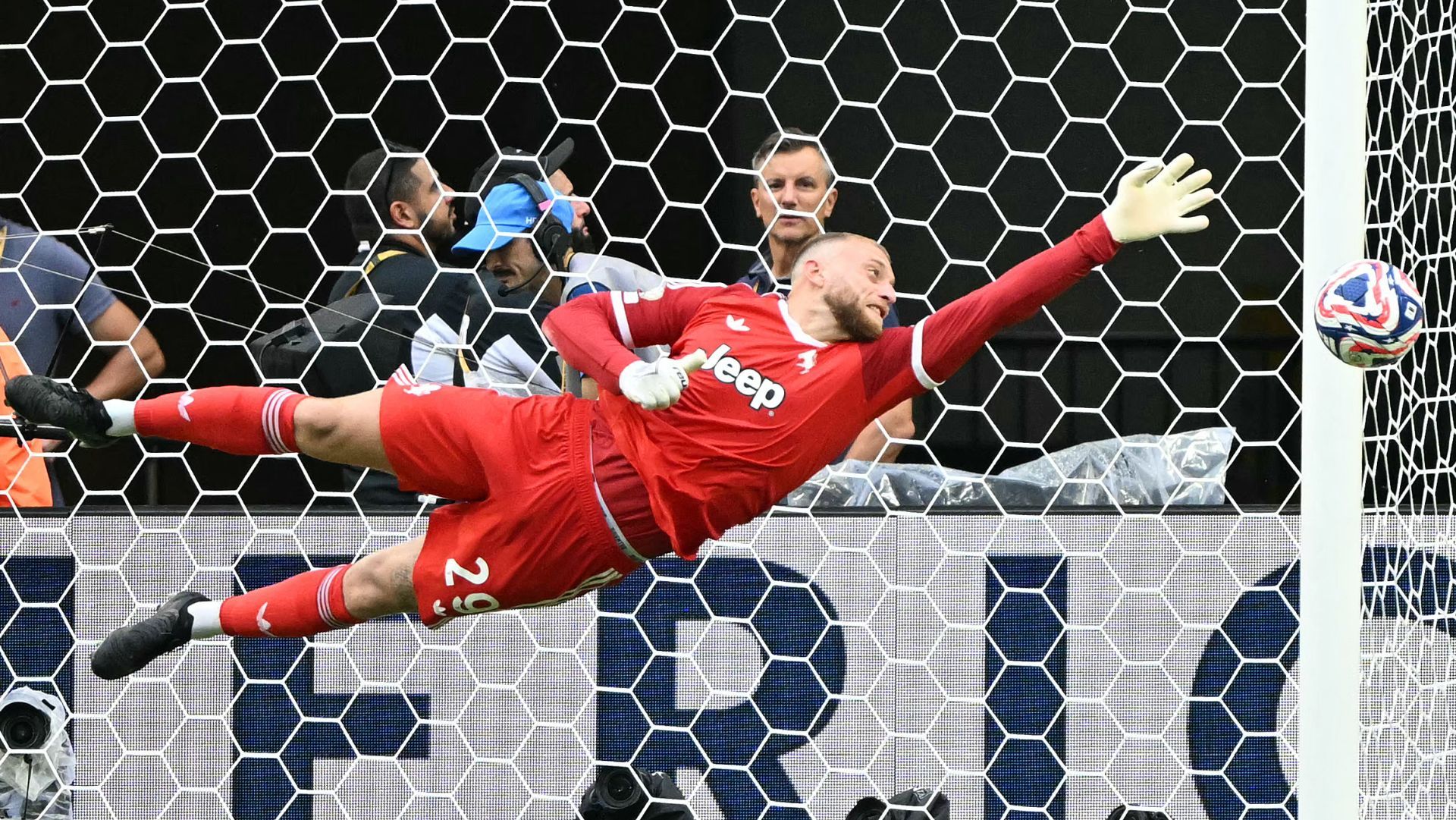 images-v3-blt952d46903c72102e-digregorio.juventus.2025.vola