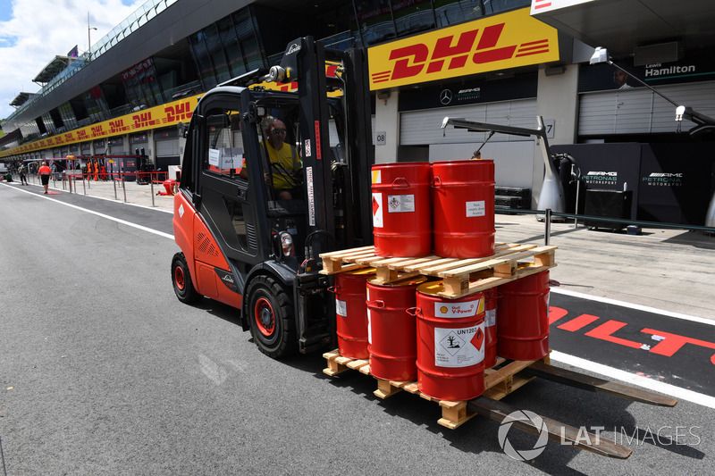 images-mgl-6nM4KEmY-s1000-f1-austrian-gp-2018-forklift-and-fuel-churns