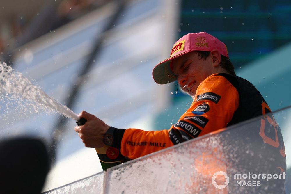 images-mgl-2d1k5MDY-s1000-oscar-piastri-mclaren