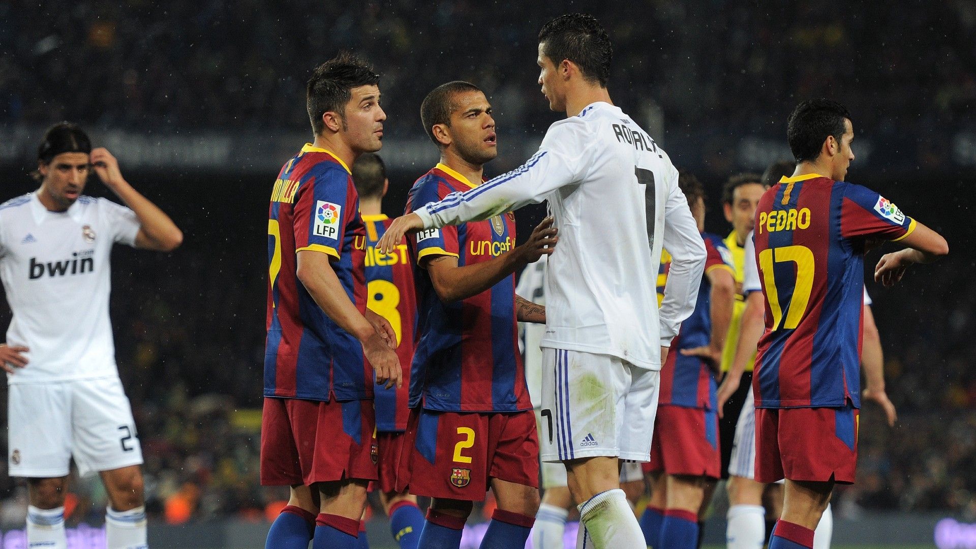 images-v3-bltdbd7937ffdaa605c-Dani_Alves_Cristiano_Ronaldo_Barcelona_Real_Madrid_2010