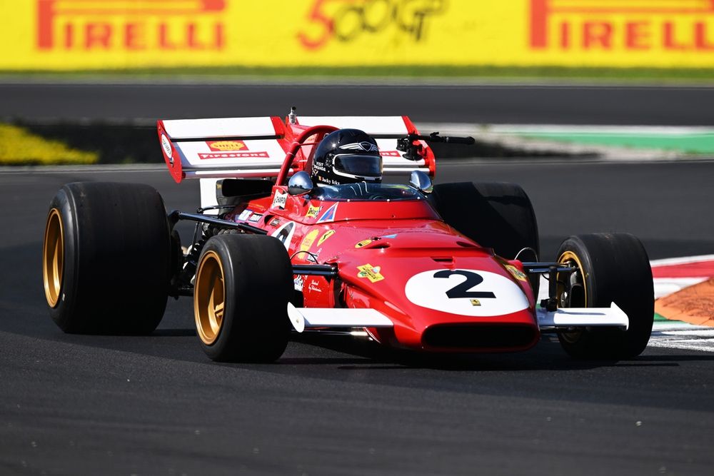 images-mgl-6l9rZvD0-s1000-jacky-ickx-drives-a-ferrari-31