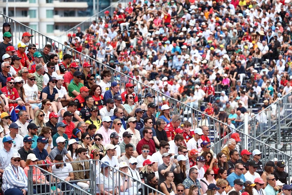 images-mgl-YBeB3GK2-s1000-fans-fill-the-grandstands