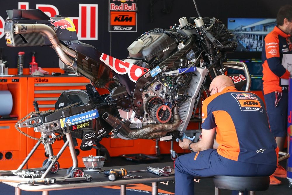 images-mgl-6n9ZzPwY-s1000-the-tech3-ktm-racing-bike-at-b