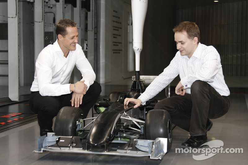 static-img-mgl-900000-930000-930000-930300-930324-s1000-f1-michael-schumacher-and-mercedes-grand-prix-announcement-2009-michael-schumacher-with-jo
