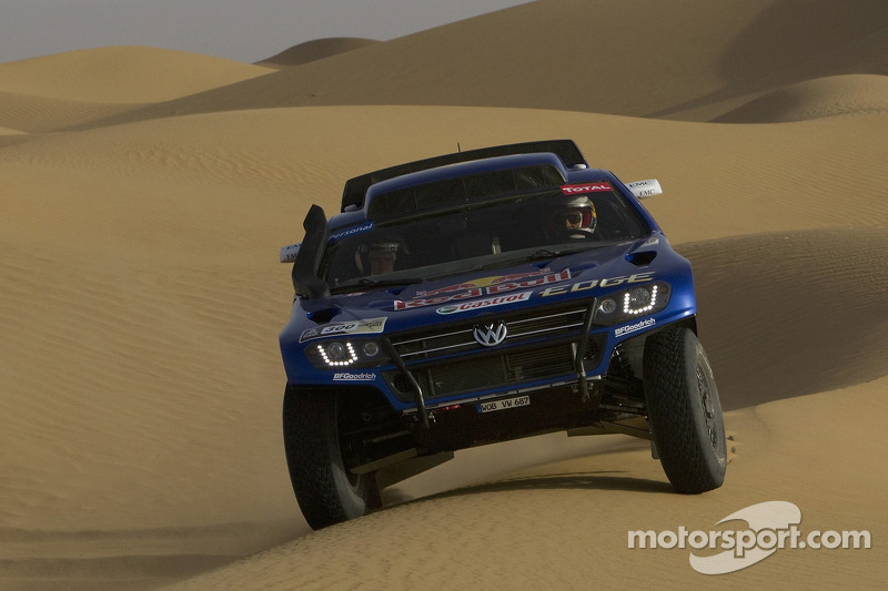 static-img-mgl-1000000-1070000-1072000-1072100-1072172-s8-dakar-dakar-2010-volkswagen-motorsport-carlos-sainz-and-lucas-cruz-senra-test-the-volkswag