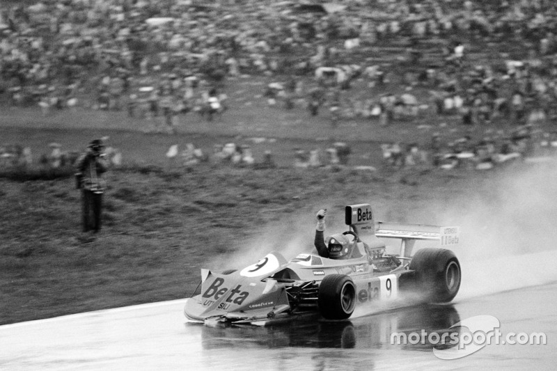 images-mgl-2GDpxwMY-s8-f1-austrian-gp-1975-vittorio-brambilla-march-751-ford-celebrates-after-crashing-after-the