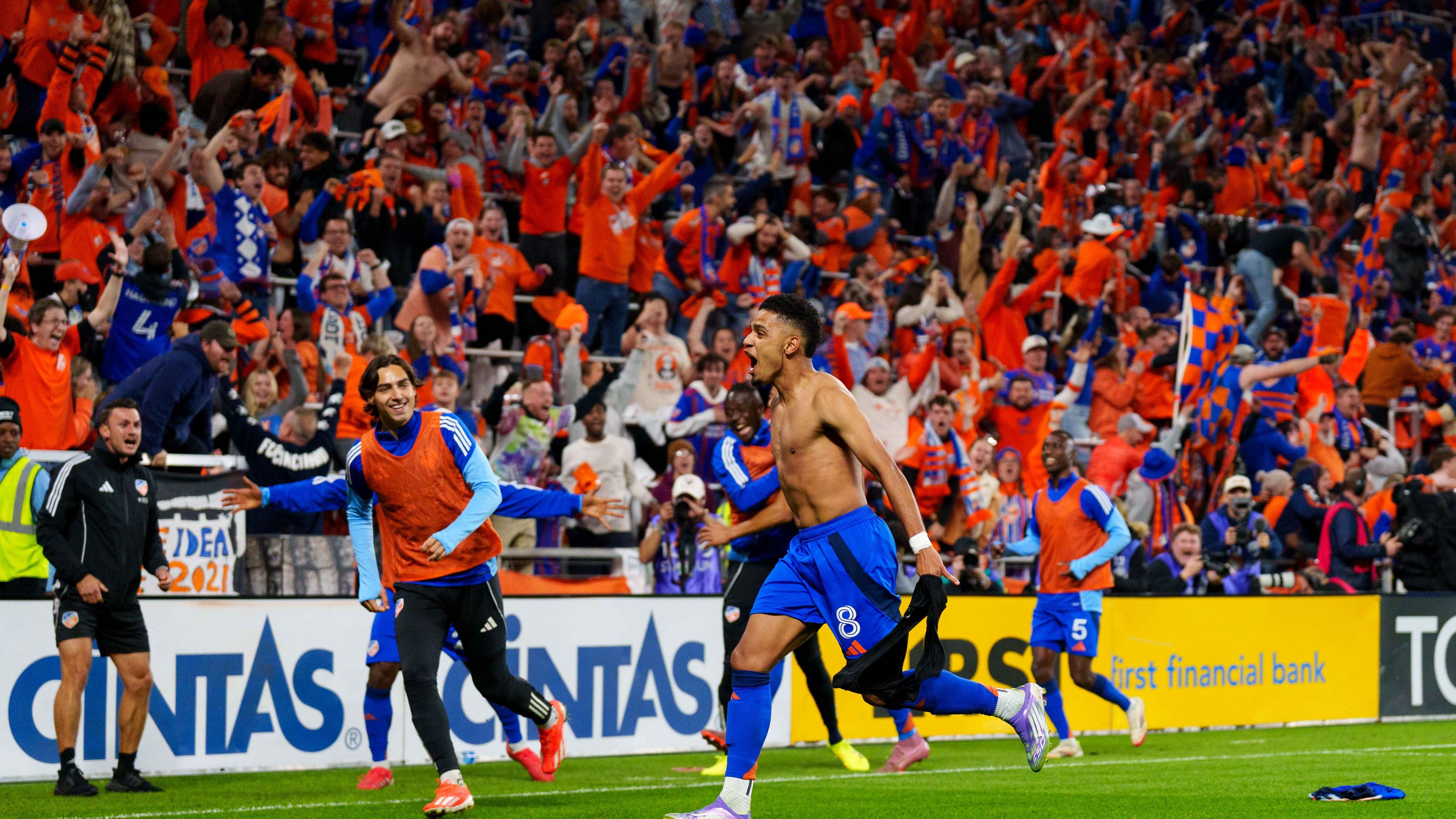 images-v3-getty-2245207645-crop-MM5DKMBQGQ5DEOBRGU5G433XMU5DAORSGYYQ====-GettyImages-2245207645