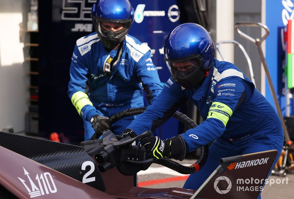 images-mgl-0oOy5Gx0-s1000-maserati-racing-team-members-p