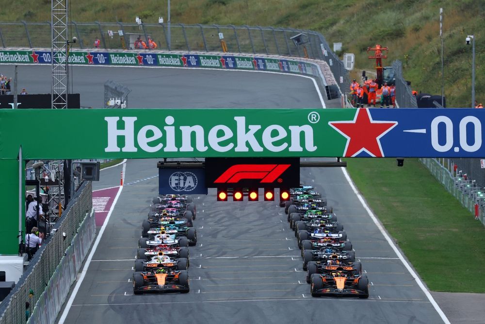 images-mgl-0oOyGdD0-s1000-cars-line-up-on-the-grid-for-t