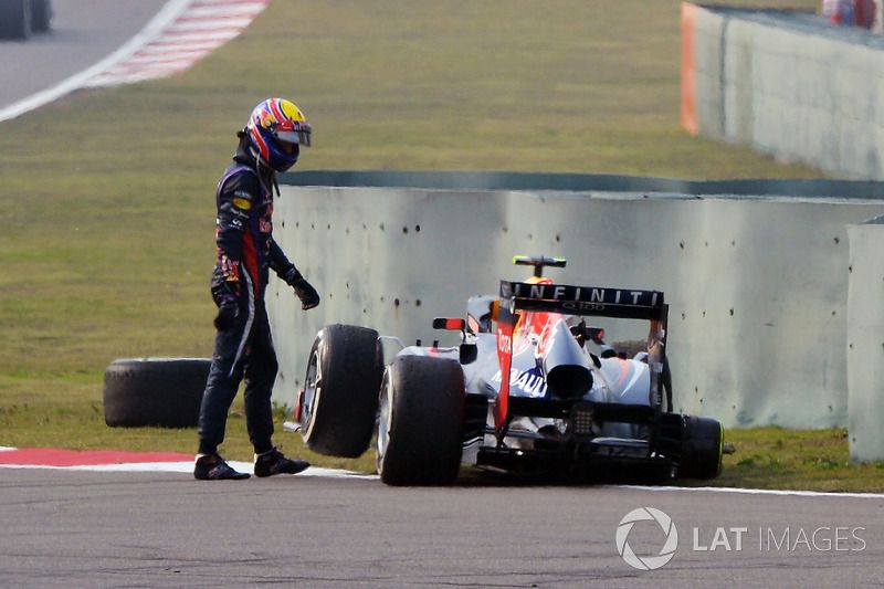 images-mgl-6gyoXw72-s1000-f1-chinese-gp-2013-mark-webber-red-bull-racing-rb9-loses-his-rear-wheel